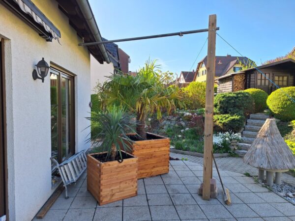 Hochbeet 70x70x68cm aus Lärche geschraubt mit Vlies, gerundeten Ecken und Griffen